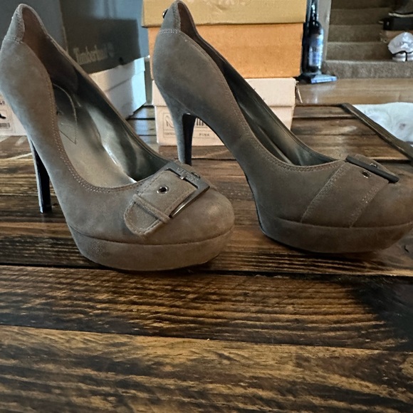 Guess brand olive suede platform pumps size 9 - Picture 4 of 4